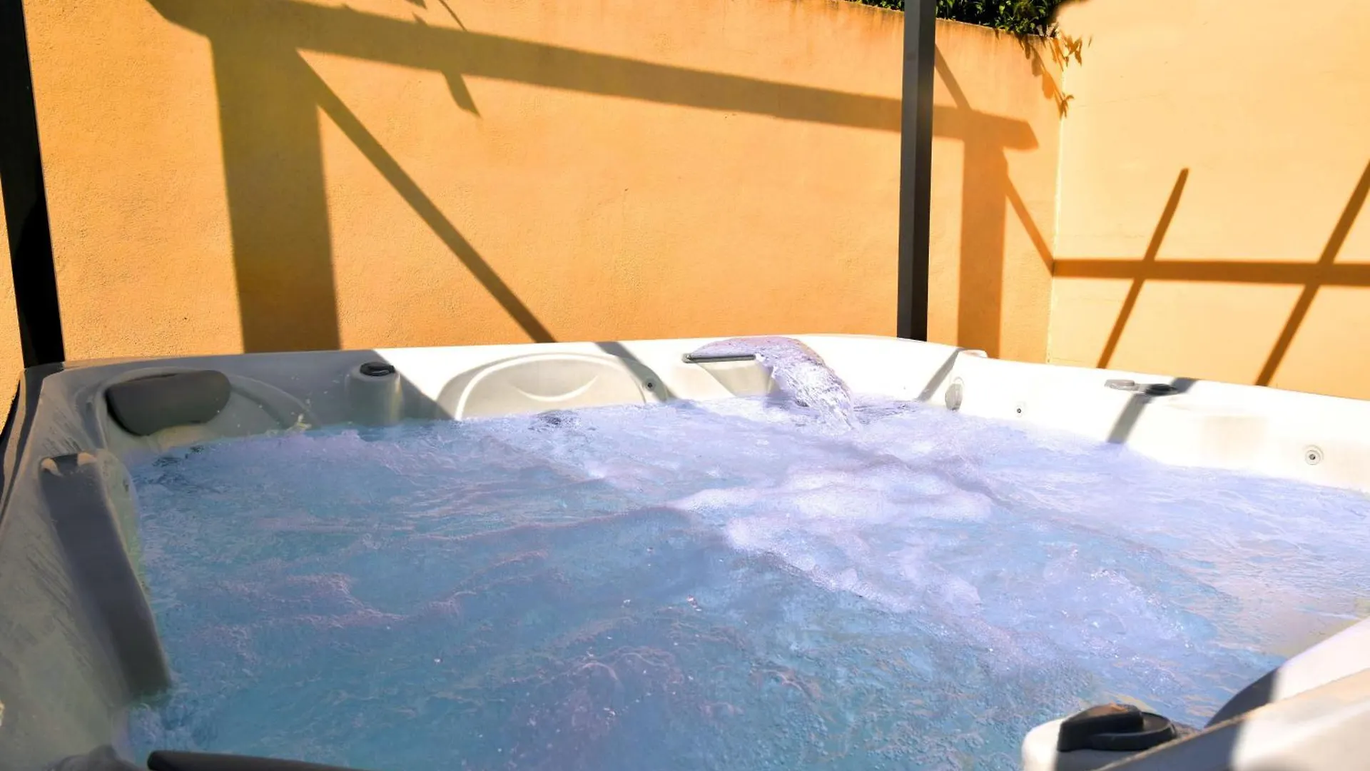Holiday home Gde Maison Atypique - Jacuzzi - Gd Piscine - Clim - Ultra Calme 3 Espaces Privatifs - Super Emplacement Montelimar